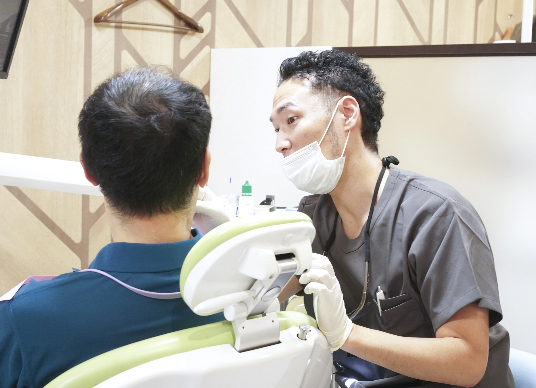 患者様への説明の様子｜相模原駅ビル歯科はセレオ相模原の2F