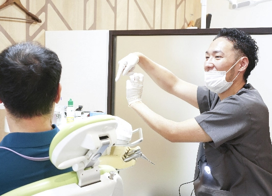 患者様への説明の様子｜相模原駅ビル歯科はセレオ相模原の2F